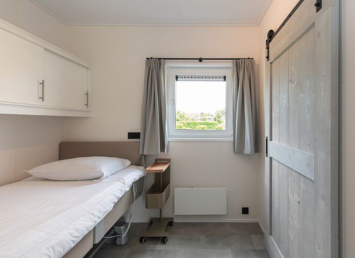 Stijlvolle woonkamer van Access Lodge in Nieuwpoort, Belgische kust, met comfortabele zitruimte en airconditioning voor vier personen.
