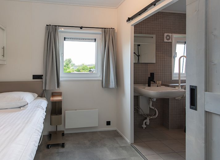Stijlvolle woonkamer van Access Lodge in Nieuwpoort, Belgische kust, met comfortabele zitruimte en airconditioning voor vier personen.