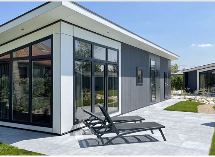 Ontspan op het zonnige terras van de Premium Lodge I in Nieuwpoort, Belgische kust. Luxe vakantiehuis voor 6 personen, omgeven door natuur.
