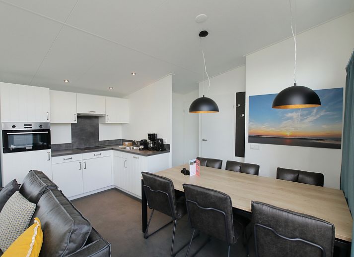 Ontspan op het zonnige terras van de Premium Lodge I in Nieuwpoort, Belgische kust. Luxe vakantiehuis voor 6 personen, omgeven door natuur.