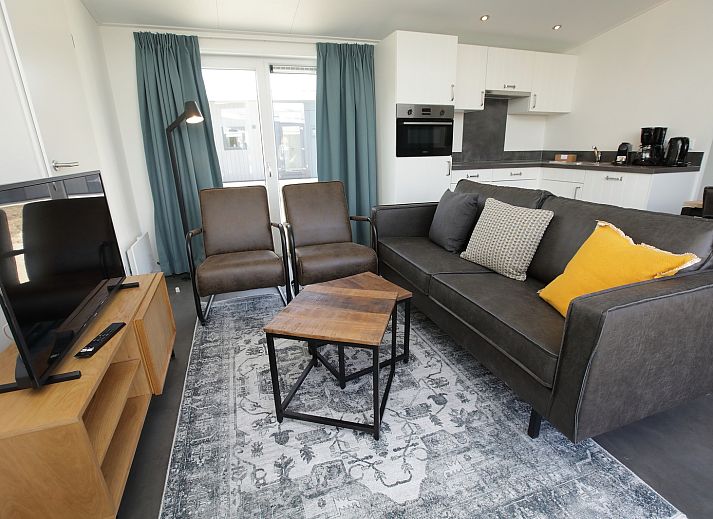 Ontspan op het zonnige terras van de Premium Lodge I in Nieuwpoort, Belgische kust. Luxe vakantiehuis voor 6 personen, omgeven door natuur.