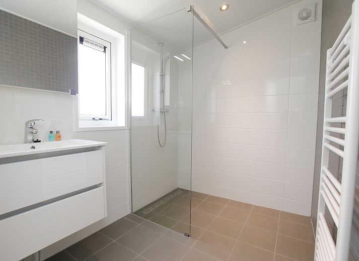 Moderne keuken en eetruimte in Premium Lodge I 6 personen, Nieuwpoort, Belgische kust, ideaal vakantiehuis voor gezinnen.