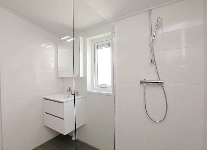 Moderne keuken en eetruimte in Premium Lodge I 6 personen, Nieuwpoort, Belgische kust, ideaal vakantiehuis voor gezinnen.
