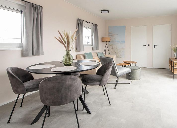 Comfortabele binnenruimte van Wood Lodge in Nieuwpoort, Belgische kust. Honden toegelaten in deze stijlvolle vakantieaccommodatie.