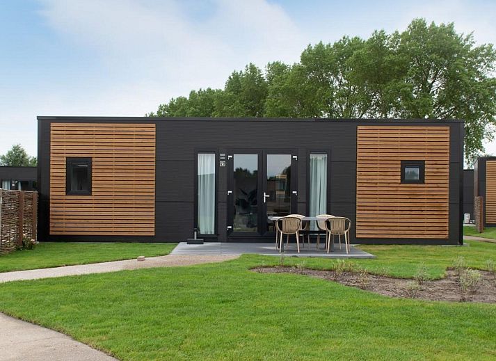 Comfortabele binnenruimte van Wood Lodge in Nieuwpoort, Belgische kust. Honden toegelaten in deze stijlvolle vakantieaccommodatie.