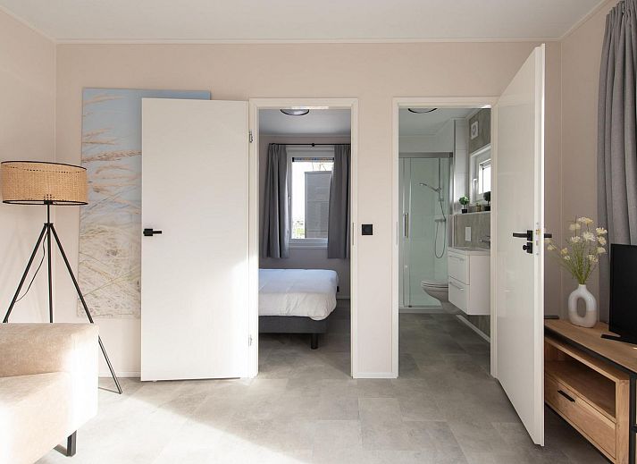 Comfortabele binnenruimte van Wood Lodge in Nieuwpoort, Belgische kust. Honden toegelaten in deze stijlvolle vakantieaccommodatie.