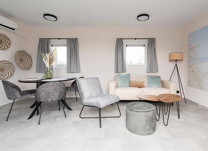 Gezellige binnenruimte van Wood Lodge in Nieuwpoort, Belgische kust. Comfortabel vakantiehuis met moderne inrichting en airco, honden welkom.