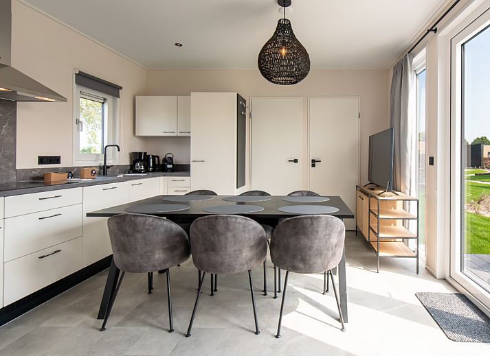 Slaapkamer in Wood Lodge, een vakantiehuis in Nieuwpoort aan de Belgische kust, met comfortabele bedden en moderne inrichting.