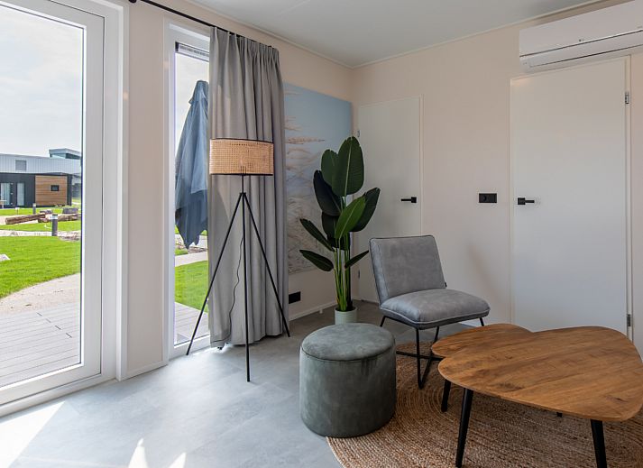 Slaapkamer in Wood Lodge, een vakantiehuis in Nieuwpoort aan de Belgische kust, met comfortabele bedden en moderne inrichting.