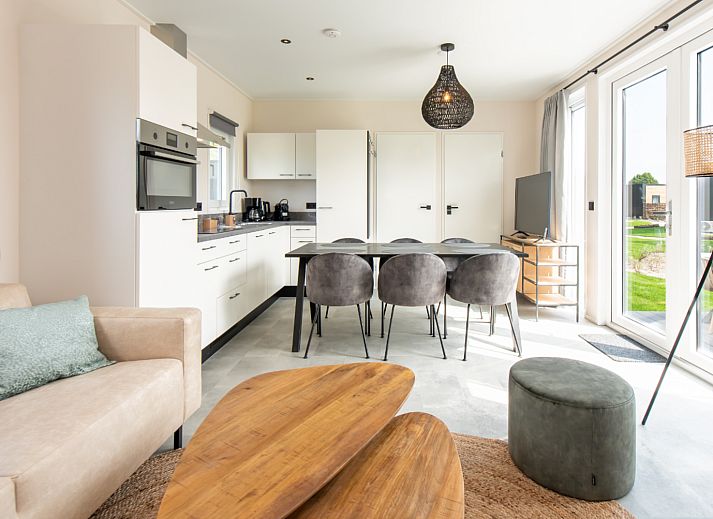 Slaapkamer in Wood Lodge, een vakantiehuis in Nieuwpoort aan de Belgische kust, met comfortabele bedden en moderne inrichting.