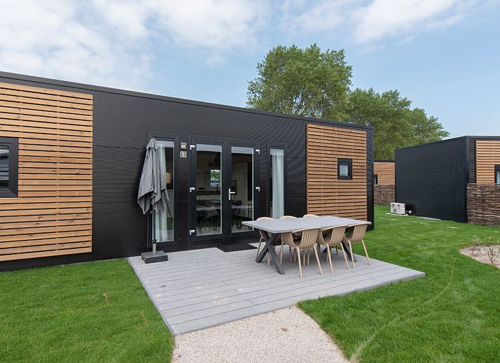 Slaapkamer in Wood Lodge, een vakantiehuis in Nieuwpoort aan de Belgische kust, met comfortabele bedden en moderne inrichting.
