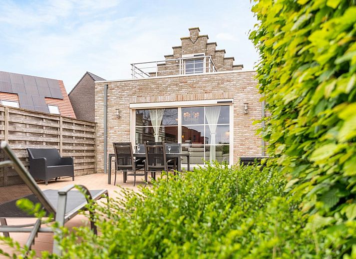 Geniet van het zonnige terras bij Rust achter de Kust, een vakantiehuis in Nieuwpoort aan de Belgische kust.