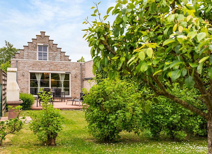Ontspan in de stijlvolle woonkamer van Rust achter de Kust, een vakantiehuis in Nieuwpoort aan de Belgische kust.