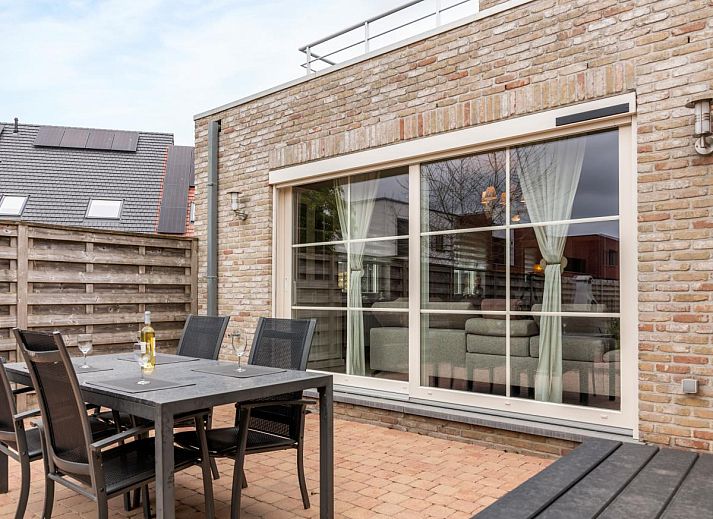 Ontspan in de stijlvolle woonkamer van Rust achter de Kust, een vakantiehuis in Nieuwpoort aan de Belgische kust.