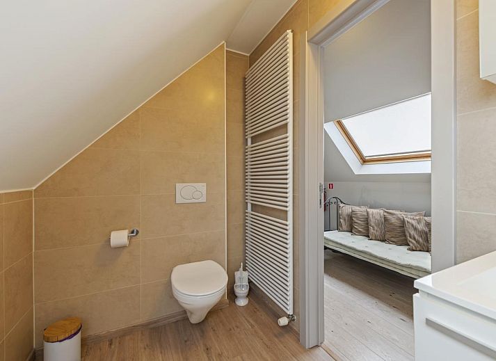 Gezellige eetkamer in Rust achter de Kust, een vakantiehuis in Nieuwpoort aan de Belgische kust, perfect voor familiediners.