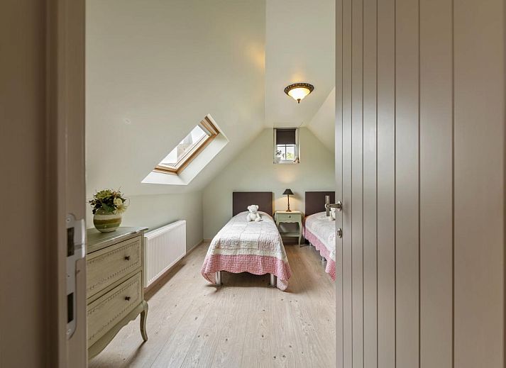 Gezellige eetkamer in Rust achter de Kust, een vakantiehuis in Nieuwpoort aan de Belgische kust, perfect voor familiediners.