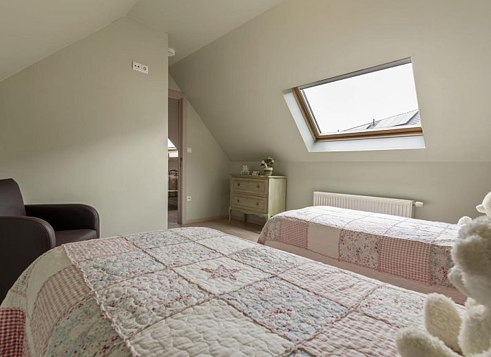 Gezellige eetkamer in Rust achter de Kust, een vakantiehuis in Nieuwpoort aan de Belgische kust, perfect voor familiediners.