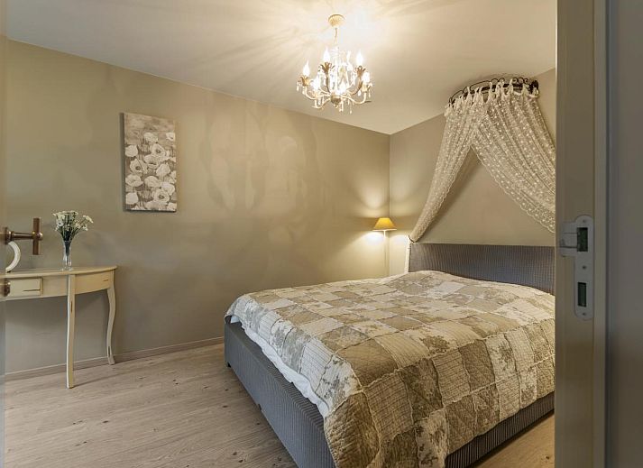 Gezellige eetkamer in Rust achter de Kust, een vakantiehuis in Nieuwpoort aan de Belgische kust, perfect voor familiediners.