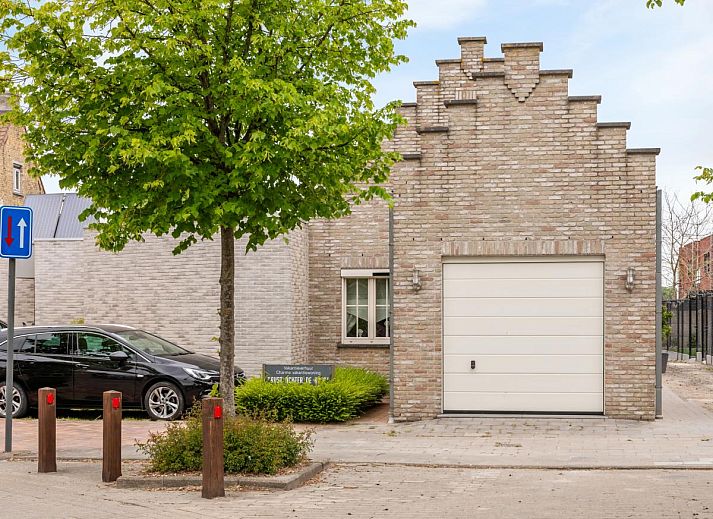 Knusse slaapkamer in Rust achter de Kust, een vakantiehuis in Nieuwpoort aan de Belgische kust, met uitzicht op de tuin.