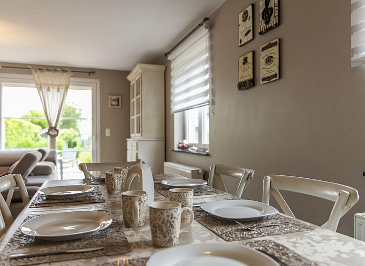Knusse slaapkamer in Rust achter de Kust, een vakantiehuis in Nieuwpoort aan de Belgische kust, met uitzicht op de tuin.