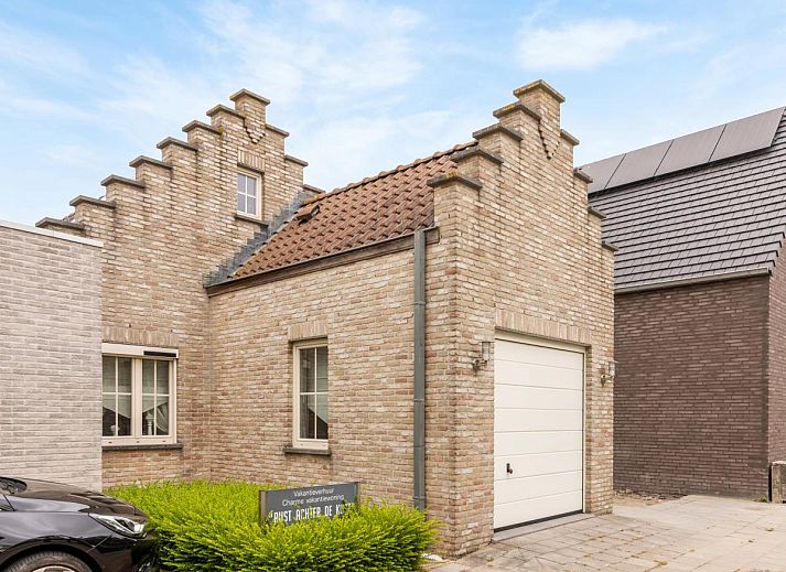 Knusse slaapkamer in Rust achter de Kust, een vakantiehuis in Nieuwpoort aan de Belgische kust, met uitzicht op de tuin.