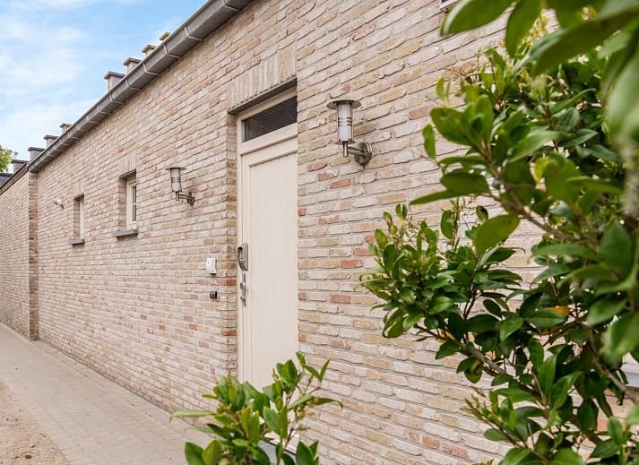 Knusse slaapkamer in Rust achter de Kust, een vakantiehuis in Nieuwpoort aan de Belgische kust, met uitzicht op de tuin.