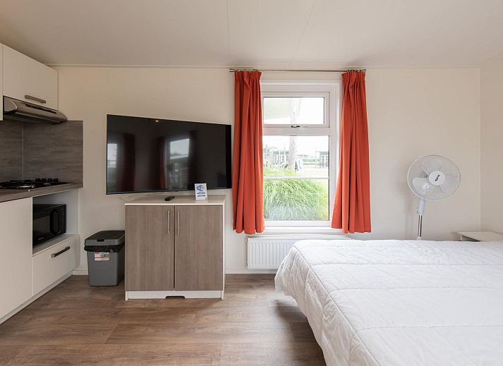 Comfort Lodge in Nieuwpoort, Belgische kust, biedt een moderne binnenruimte met airco en uitzicht op de tuin, ideaal voor een ontspannen verblijf.