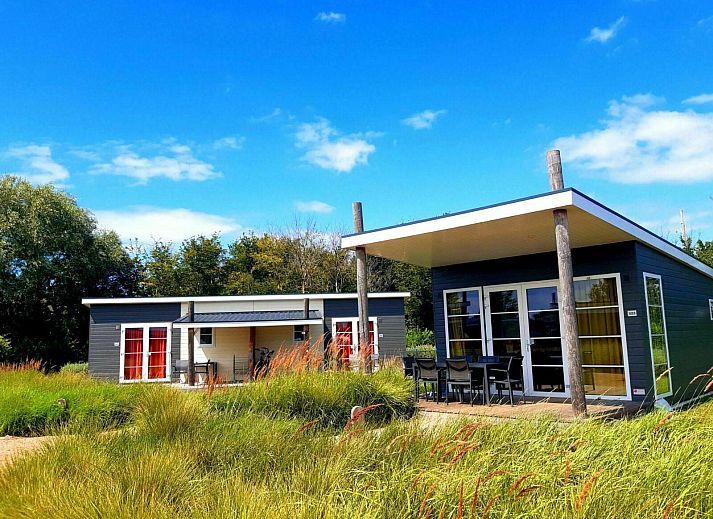 Comfort Lodge in Nieuwpoort, Belgische kust, biedt een moderne binnenruimte met airco en uitzicht op de tuin, ideaal voor een ontspannen verblijf.