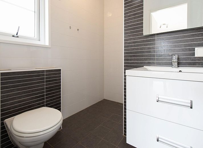 Comfort Lodge in Nieuwpoort, Belgische kust, biedt een moderne binnenruimte met airco en uitzicht op de tuin, ideaal voor een ontspannen verblijf.