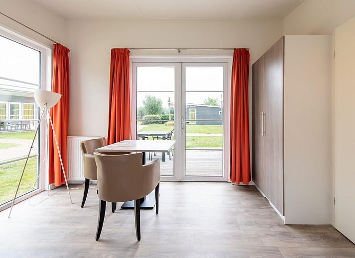 Moderne keuken in Comfort Lodge, vakantiehuis in Nieuwpoort aan de Belgische kust, met airco en huisdiervriendelijk verblijf.
