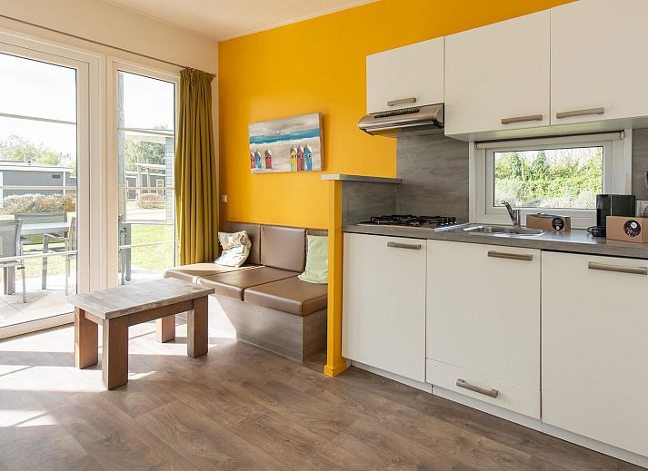 Moderne keuken en gezellige zithoek in Comfort Lodge, een vakantiehuis in Nieuwpoort aan de Belgische kust, ideaal voor een ontspannen verblijf.