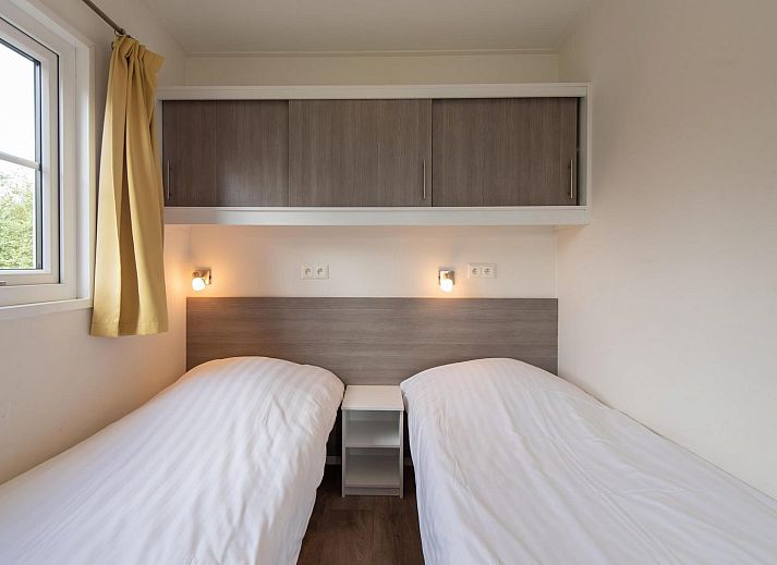 Moderne keuken en gezellige zithoek in Comfort Lodge, een vakantiehuis in Nieuwpoort aan de Belgische kust, ideaal voor een ontspannen verblijf.