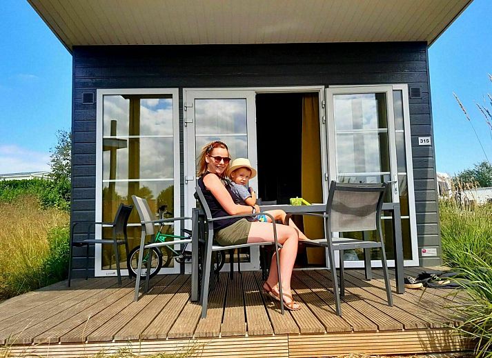 Moderne keuken en gezellige zithoek in Comfort Lodge, een vakantiehuis in Nieuwpoort aan de Belgische kust, ideaal voor een ontspannen verblijf.