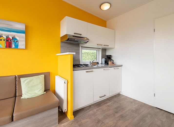 Moderne keuken en gezellige zithoek in Comfort Lodge, een vakantiehuis in Nieuwpoort aan de Belgische kust, ideaal voor een ontspannen verblijf.