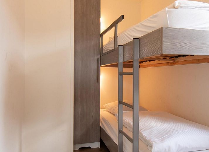 Slaapkamer in Comfort Lodge, Nieuwpoort: knusse ruimte met twee bedden en moderne inrichting, ideaal voor een ontspannen verblijf aan de Belgische kust.