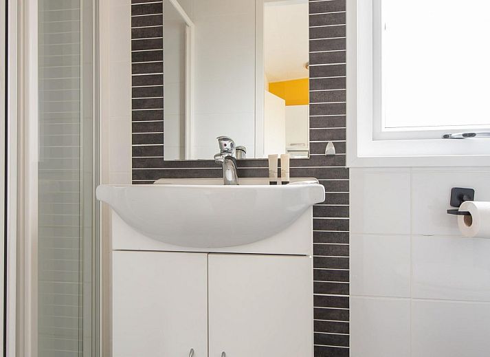 Slaapkamer in Comfort Lodge, Nieuwpoort: knusse ruimte met twee bedden en moderne inrichting, ideaal voor een ontspannen verblijf aan de Belgische kust.