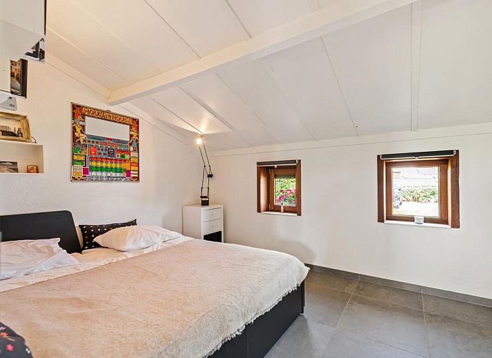 Moderne keuken in vakantiehuis Nieuwendamme 008, Nieuwpoort, Belgische kust, met stijlvolle inrichting en veel natuurlijk licht.
