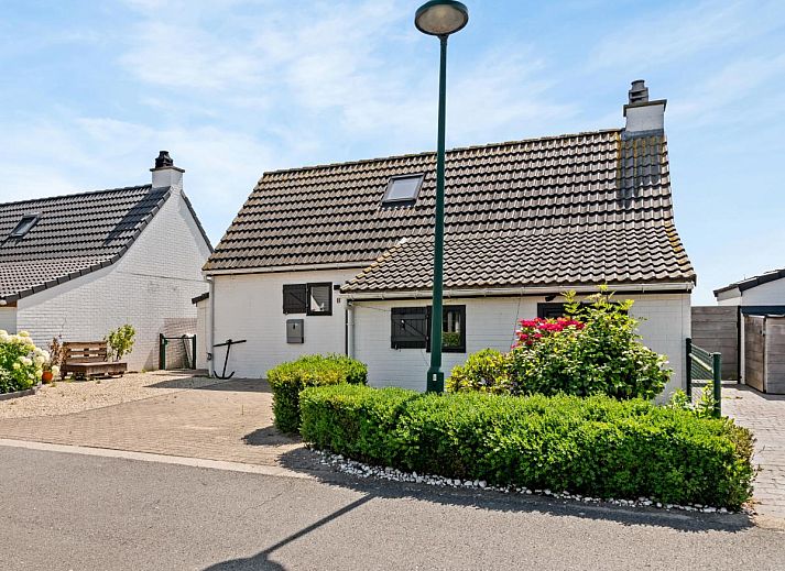 Moderne keuken in vakantiehuis Nieuwendamme 008, Nieuwpoort, Belgische kust, met stijlvolle inrichting en veel natuurlijk licht.