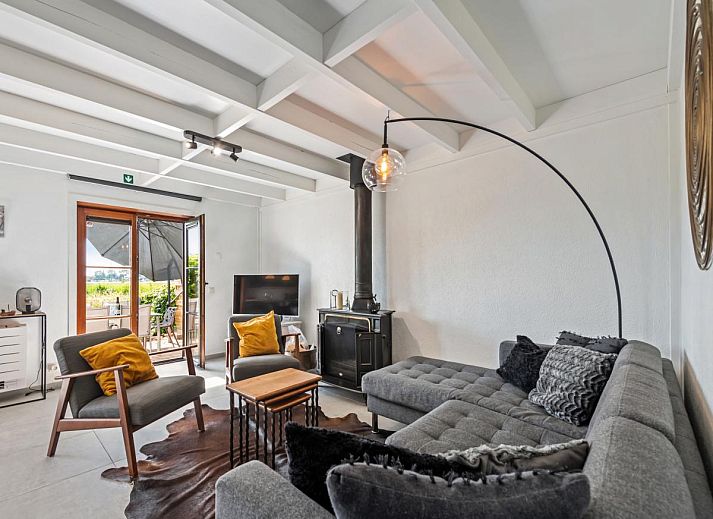 Moderne keuken in vakantiehuis Nieuwendamme 008, Nieuwpoort, Belgische kust, met stijlvolle inrichting en veel natuurlijk licht.