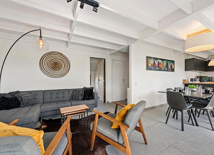 Moderne keuken in vakantiehuis Nieuwendamme 008, Nieuwpoort, Belgische kust, met stijlvolle inrichting en veel natuurlijk licht.