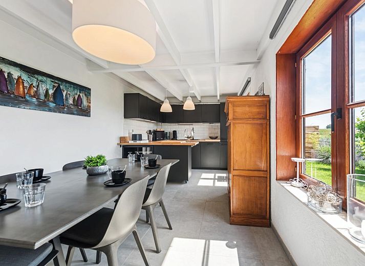 Verfrissend zwembad bij vakantiehuis Nieuwendamme 008 in Nieuwpoort, Belgische kust, ideaal voor ontspanning en plezier in de buitenlucht.