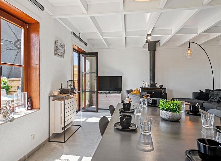 Verfrissend zwembad bij vakantiehuis Nieuwendamme 008 in Nieuwpoort, Belgische kust, ideaal voor ontspanning en plezier in de buitenlucht.