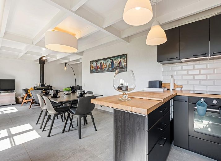 Gezellige woonkamer van vakantiehuis Nieuwendamme 008 in Nieuwpoort, Belgische kust, met moderne inrichting en uitzicht op terras.