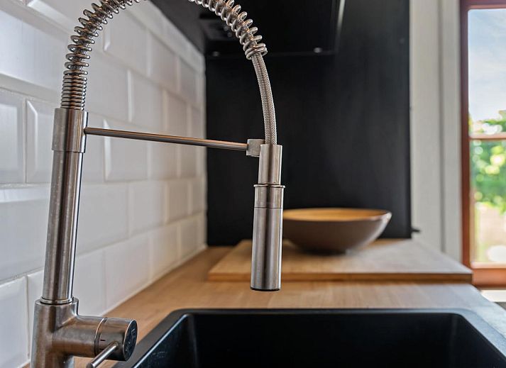 Gezellige woonkamer van vakantiehuis Nieuwendamme 008 in Nieuwpoort, Belgische kust, met moderne inrichting en uitzicht op terras.