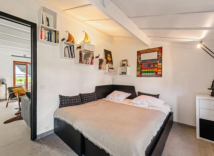 Gezellige woonkamer van vakantiehuis Nieuwendamme 008 in Nieuwpoort, Belgische kust, met comfortabele zithoek en sfeervolle inrichting.