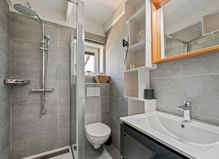 Gezellige woonkamer van vakantiehuis Nieuwendamme 008 in Nieuwpoort, Belgische kust, met comfortabele zithoek en sfeervolle inrichting.