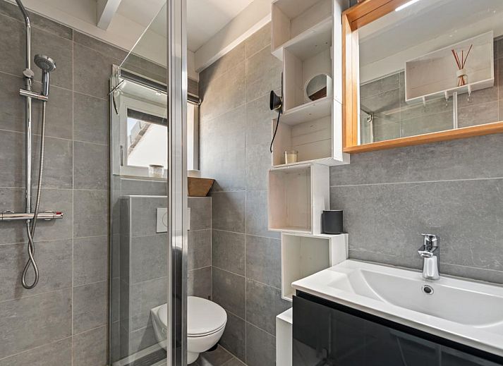 Gezellige woonkamer van vakantiehuis Nieuwendamme 008 in Nieuwpoort, Belgische kust, met comfortabele zithoek en sfeervolle inrichting.