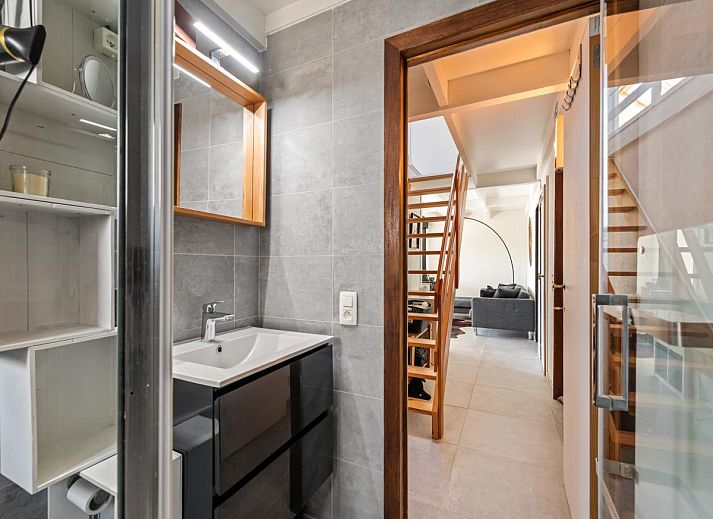 Gezellige woonkamer van vakantiehuis Nieuwendamme 008 in Nieuwpoort, Belgische kust, met comfortabele zithoek en sfeervolle inrichting.