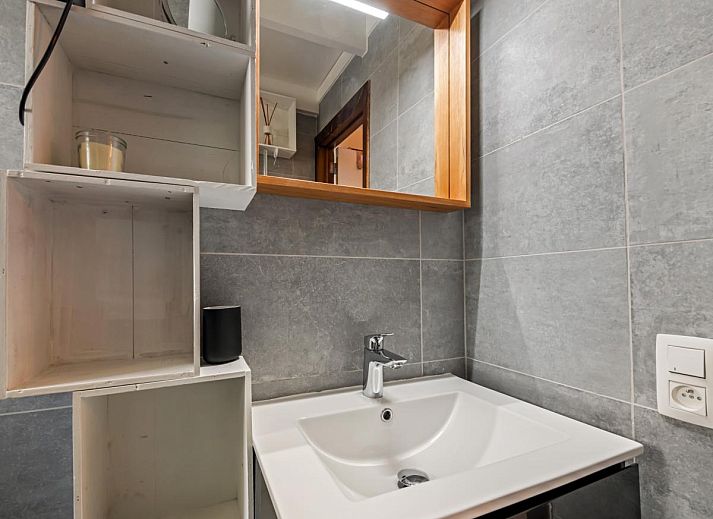 Gezellige woonkamer van vakantiehuis Nieuwendamme 008 in Nieuwpoort, Belgische kust, met comfortabele zithoek en sfeervolle inrichting.