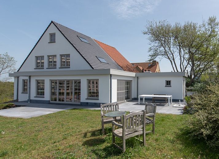 Villa Z' Evita in Nieuwpoort, vakantiehuis met ruime tuin aan de Belgische kust bij zonsondergang.